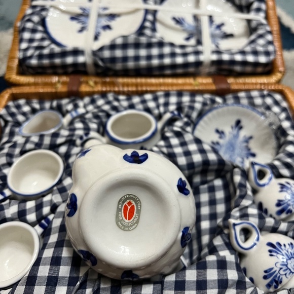 Delton Vintage 14 Piece Case Fine China Tea Playset-- Flow Blue Pattern NEW - Picture 7 of 7